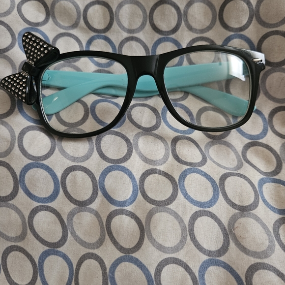 ⚠️Free Bundle Item Hello Kitty glasses clear lenses - Picture 3 of 6